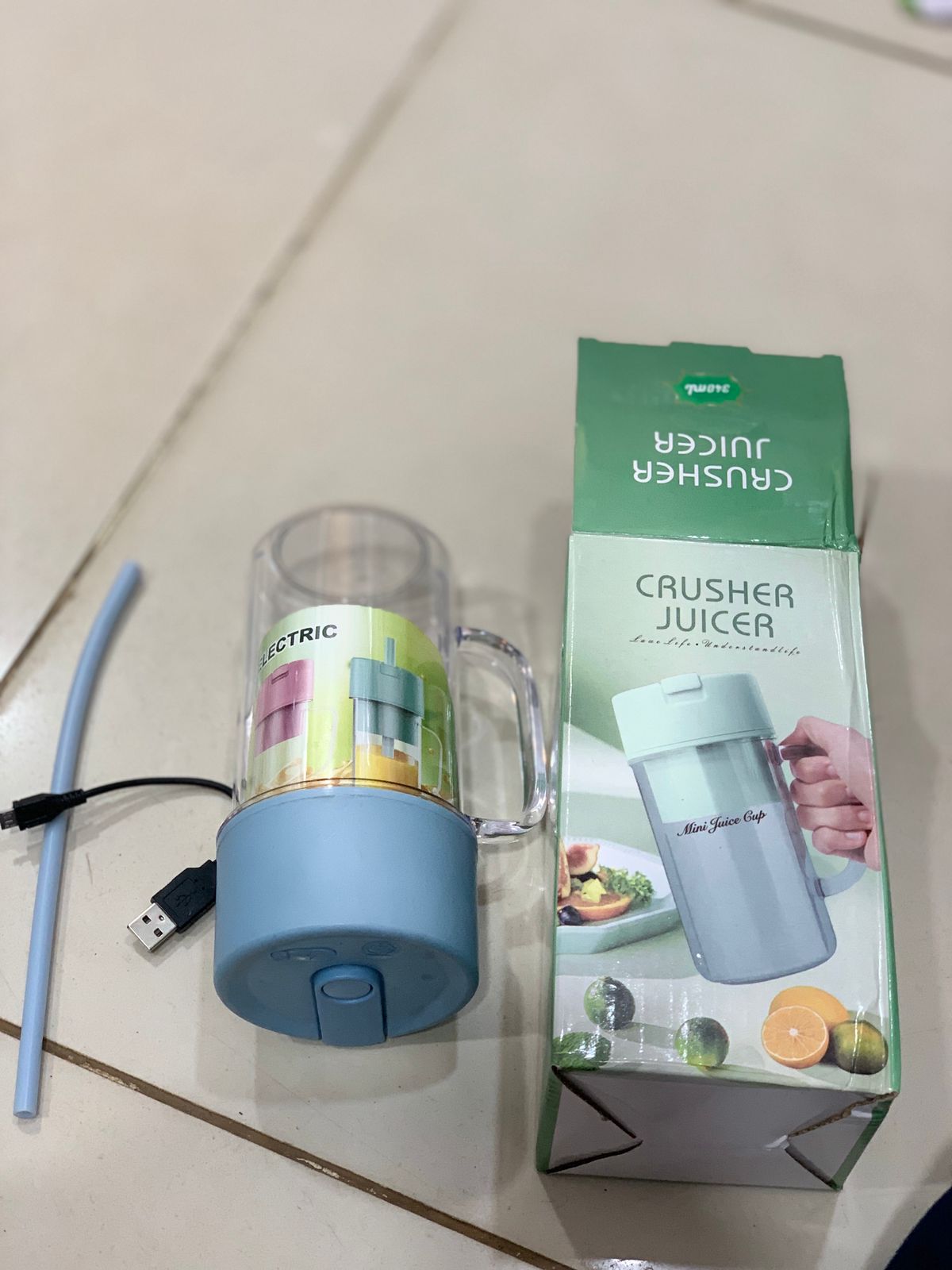 Portable USB Rechargeable Juicer Cup – Mini Blender for Fresh Smoothies & Shakes